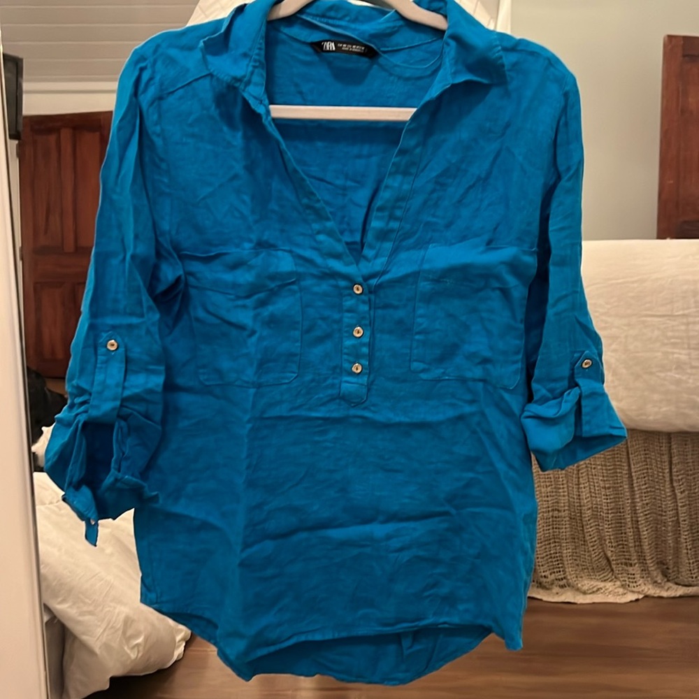 Zara XS blue linen top with gold button accents